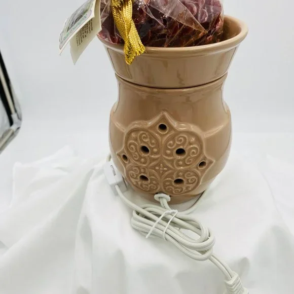 Electric scented wax melter with plumeria wax included - Picture 8 of 9